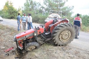 Devrilen trakt&ouml;r&uuml;n altında kalan s&uuml;r&uuml;c&uuml; yaralandı