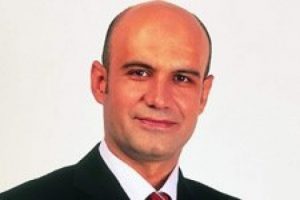 Turhan &Ccedil;&ouml;mez İngiltere'ye sığındı