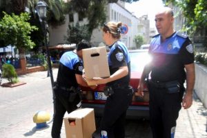 Polis zenginle fakir arasında k&ouml;pr&uuml; oldu