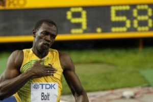 Ve Usain Bolt piste &ccedil;ıkıyor...
