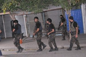 Katil zanlısı i&ccedil;in okula baskın