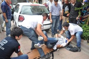 Minib&uuml;s&uuml;n kapısı bisiklete &ccedil;arptı: 2 yaralı