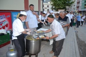 AK Parti'nin sokak iftarları aralıksız s&uuml;r&uuml;yor