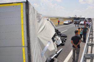 Devrilen TIR karşı şeride ge&ccedil;ti