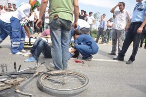 Motosikletle bisiklet &ccedil;arpıştı: 3 yaralı