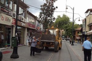 Cumhuriyet Caddesi yeni ağa&ccedil;larla daha da g&uuml;zelleşiyor