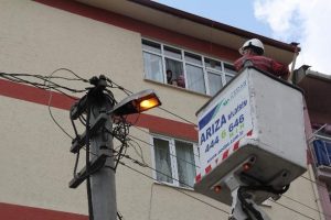Alev alan elektrik kabloları vatandaşları korkuttu