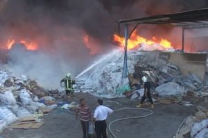 Geri d&ouml;n&uuml;ş&uuml;m fabrikasında yangın
