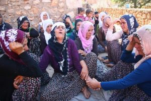 Diyarbakırlı şehidin evine ateş d&uuml;şt&uuml;