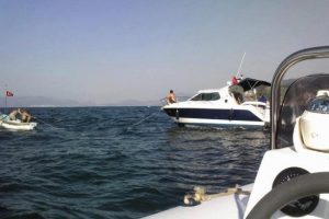 A&ccedil;ıldıkları denizde mahsur kaldılar