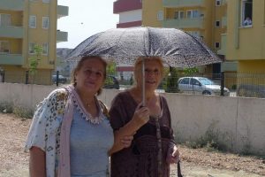 Bursalılar sıcaktan şemsiye a&ccedil;tılar