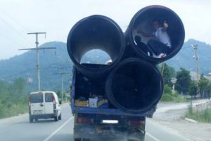 Kamyon kasasındaki tehlikeli yolculuk