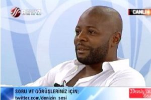 Pascal Nouma st&uuml;dyoyu kahkahalara boğdu