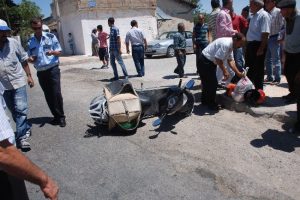 Ehliyetsiz s&uuml;r&uuml;c&uuml;ler &ccedil;arpıştı: 2 yaralı