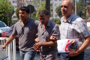 İzine &ccedil;ıktı hırsızlık yaparken yakalandı