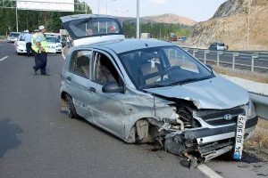 Sahte para ka&ccedil;ak&ccedil;ıları polisten ka&ccedil;arken kaza yaptı