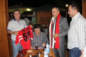 100 kombine bilet alıp taraftara bağışladı