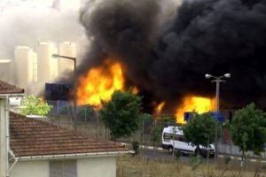 Tuzla'da boya fabrikasında yangın
