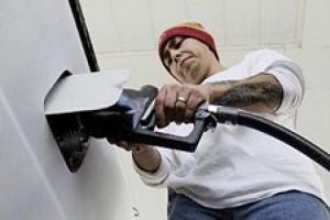 Petrol fiyatları sahte twitle y&uuml;kseldi