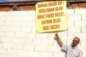 Yoldan geçenleri güldüren pankart