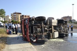 Freni patlayan su tankeri devrildi: 2 yaralı