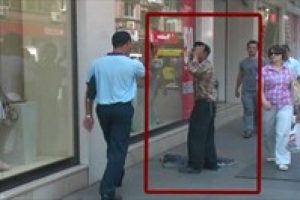 Zabıtayı g&ouml;r&uuml;nce namaz kılmaya gitti