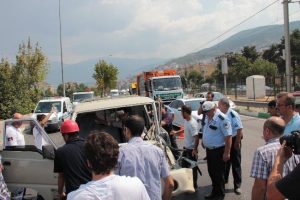 Kamyonete &ccedil;arpan aracın s&uuml;r&uuml;c&uuml;s&uuml; yaralandı