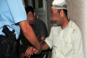 Namaz kılan adama akılalmaz su&ccedil;lama!