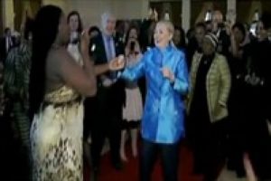 Hillary Clinton b&ouml;yle dans etti
