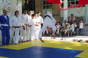 Hem Kur'an hem de judo &ouml;ğrendiler