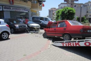 Kontrolden &ccedil;ıkan otomobil, 5 araca &ccedil;arptı