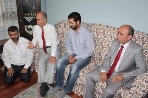 Validen, acılı aileye taziye ziyareti