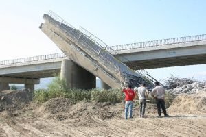 &Ouml;l&uuml;m k&ouml;pr&uuml;s&uuml; par&ccedil;a par&ccedil;a yıkılıyor