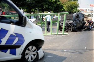 Otomobil k&ouml;pr&uuml;l&uuml; kavşaktan d&uuml;şt&uuml;