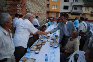 Gemlik Belediyesi iftar yemeklerine devam ediyor