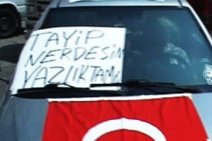 Saldırıyı protesto etti, polis &ccedil;evirdi