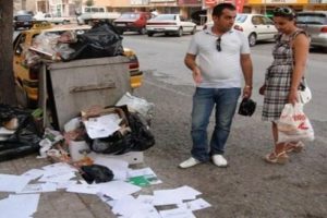 Banka m&uuml;şterilerine ait kimlik fotokopileri &ccedil;&ouml;pte