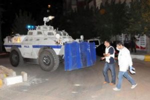 &Ccedil;ocukların arasından karakolu taradı
