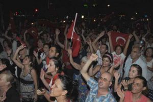 Ter&ouml;re tepkili İzmir, kırmızı beyaza b&uuml;r&uuml;nd&uuml;