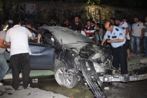 Takla atan otomobilde sıkışan s&uuml;r&uuml;c&uuml;y&uuml; sağlık ekipleri kurtardı