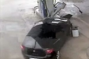 Akaryakıt istasyonuna b&ouml;yle daldı!