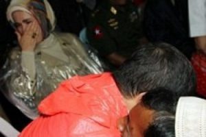 Emine Erdoğan Arakan'da g&ouml;zyaşlarını tutamadı