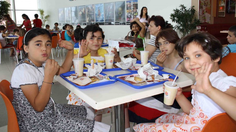 &Ccedil;ocuklar mutlu bir g&uuml;n yaşadı