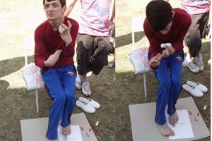 Ayağıyla resim &ccedil;iziyor