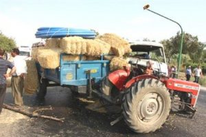 Minib&uuml;s saman y&uuml;kl&uuml; trakt&ouml;re &ccedil;arptı: 1 &ouml;l&uuml;, 4 yaralı