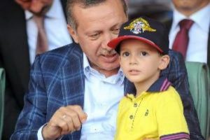 Başbakan torunları i&ccedil;in programını değiştirdi