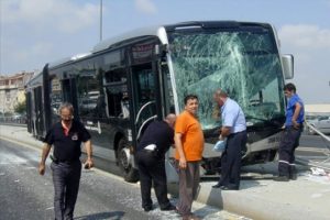 Metrob&uuml;sler &ccedil;arpıştı &ccedil;ok sayıda yaralı var