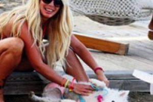 Berna bikinisini k&ouml;peğe giydirdi