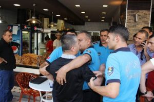 Denetime kızan esnaf sandalye fırlattı