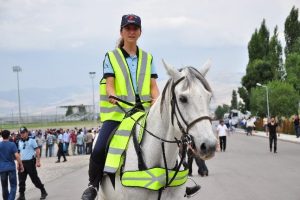 Kadın atlı polis g&ouml;revde
